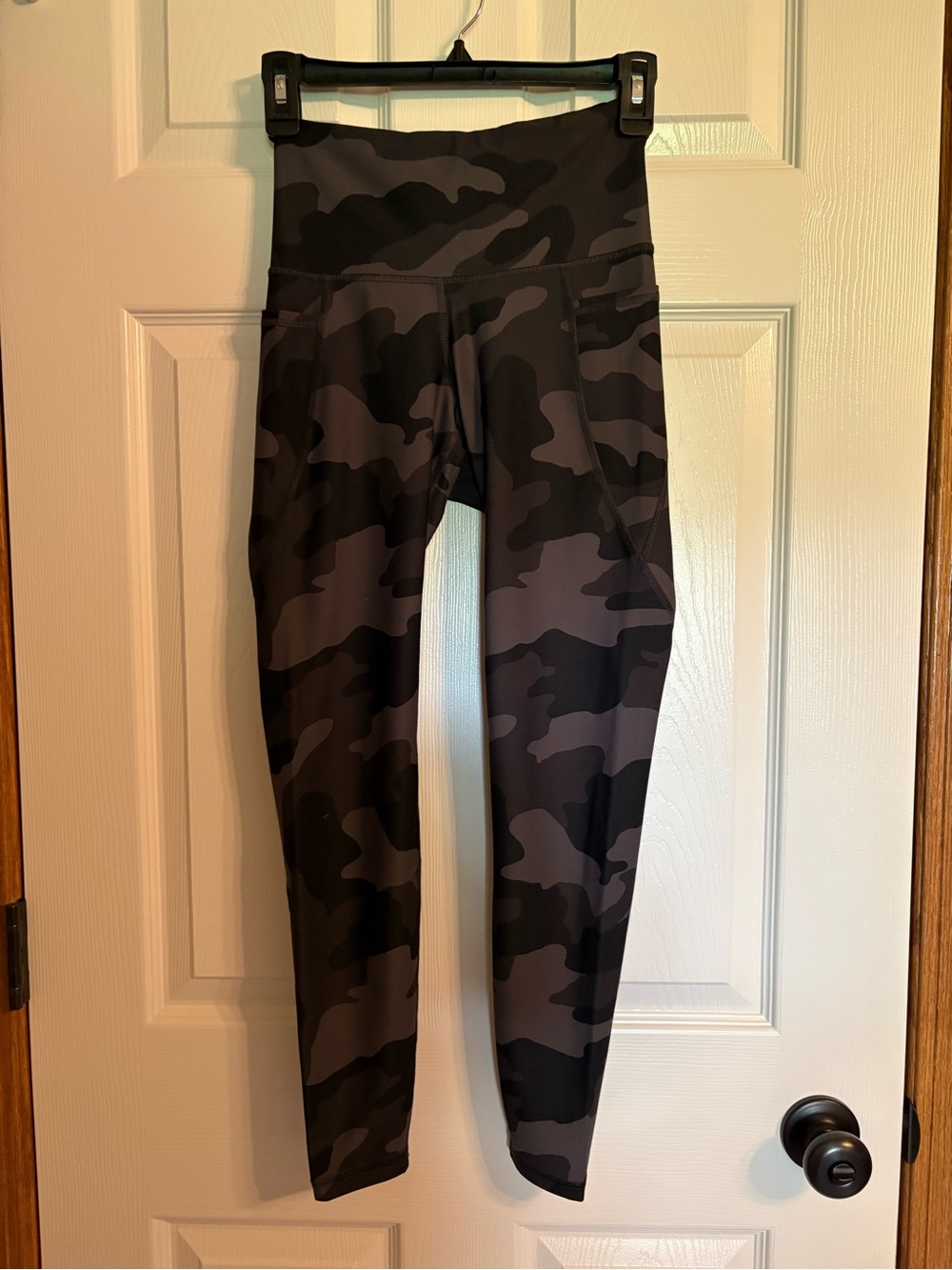 Old Navy Active Camo Leggings with Side Slip Pockets - Black & Gray